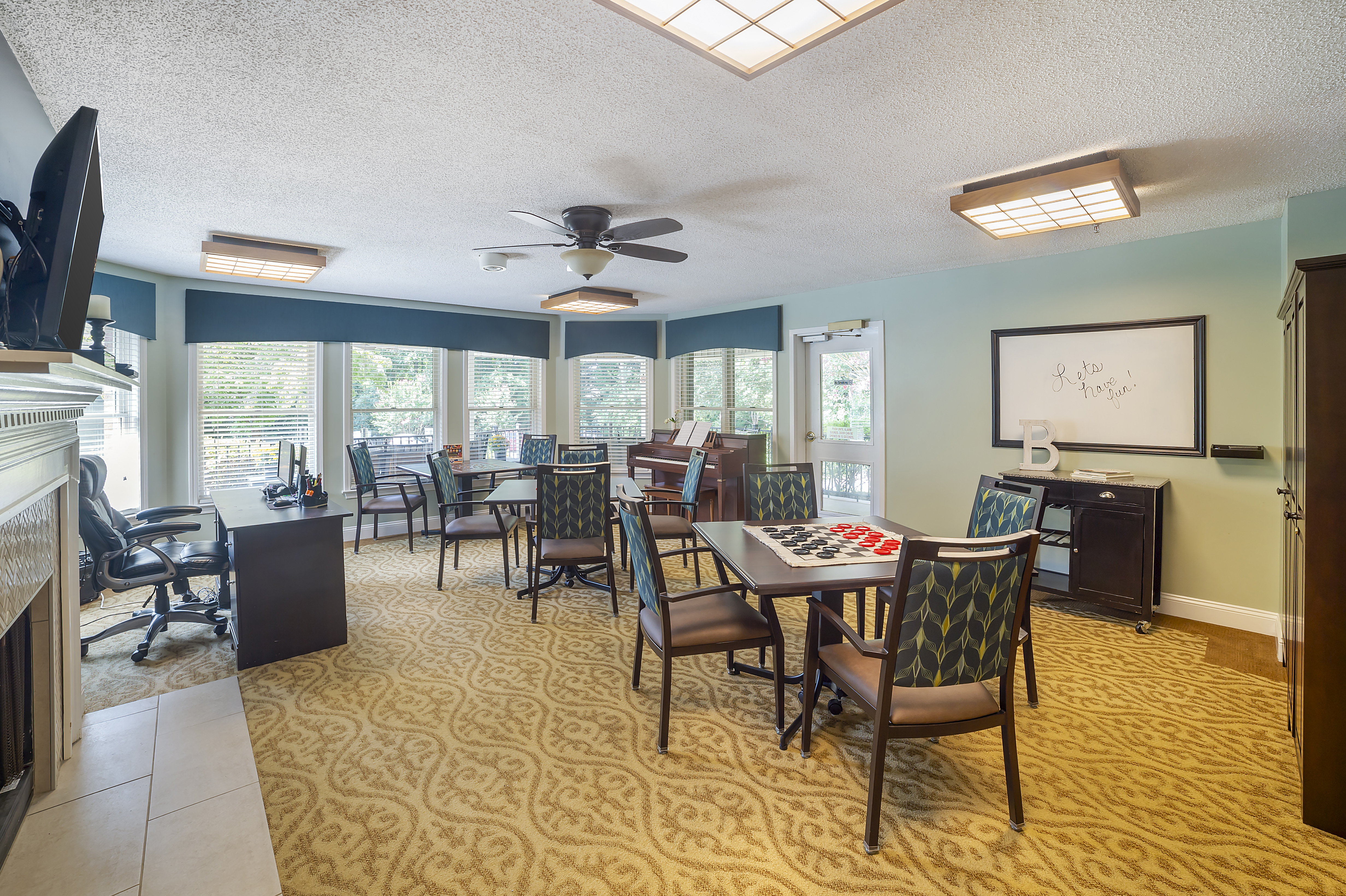 asheville-overlook-community-living-room