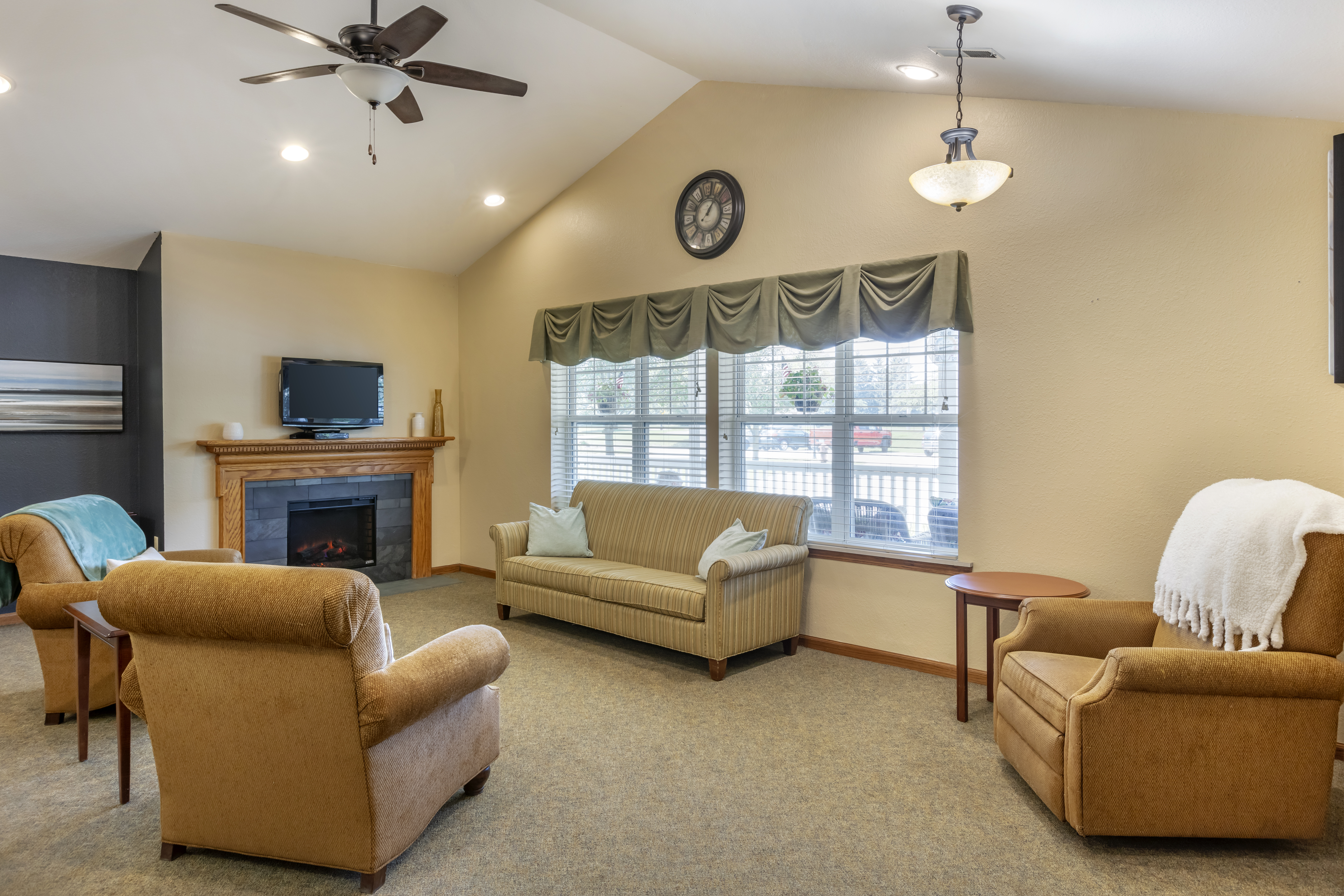 1-bay-city-community-living-room
