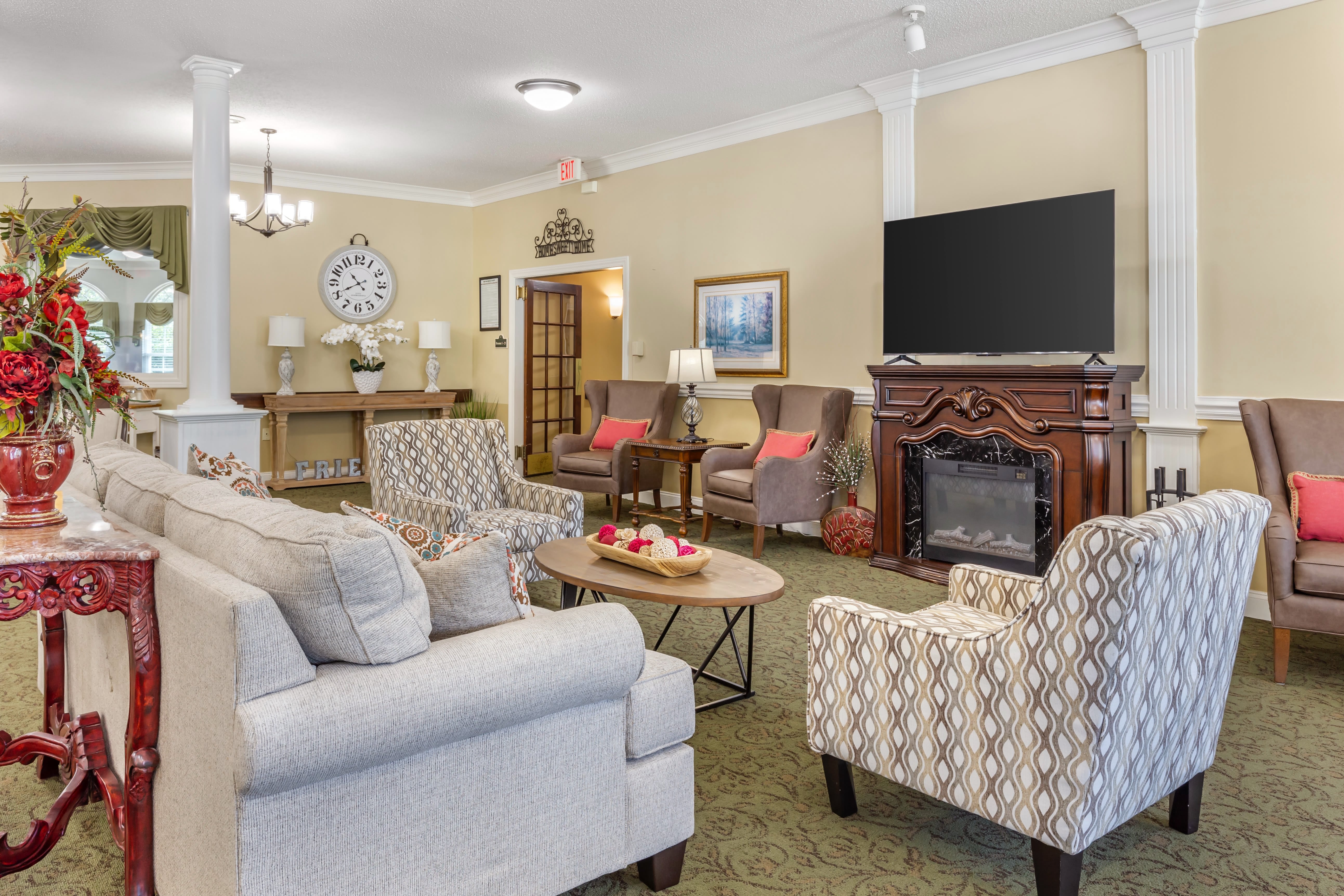 1-burlington-al-community-living-room