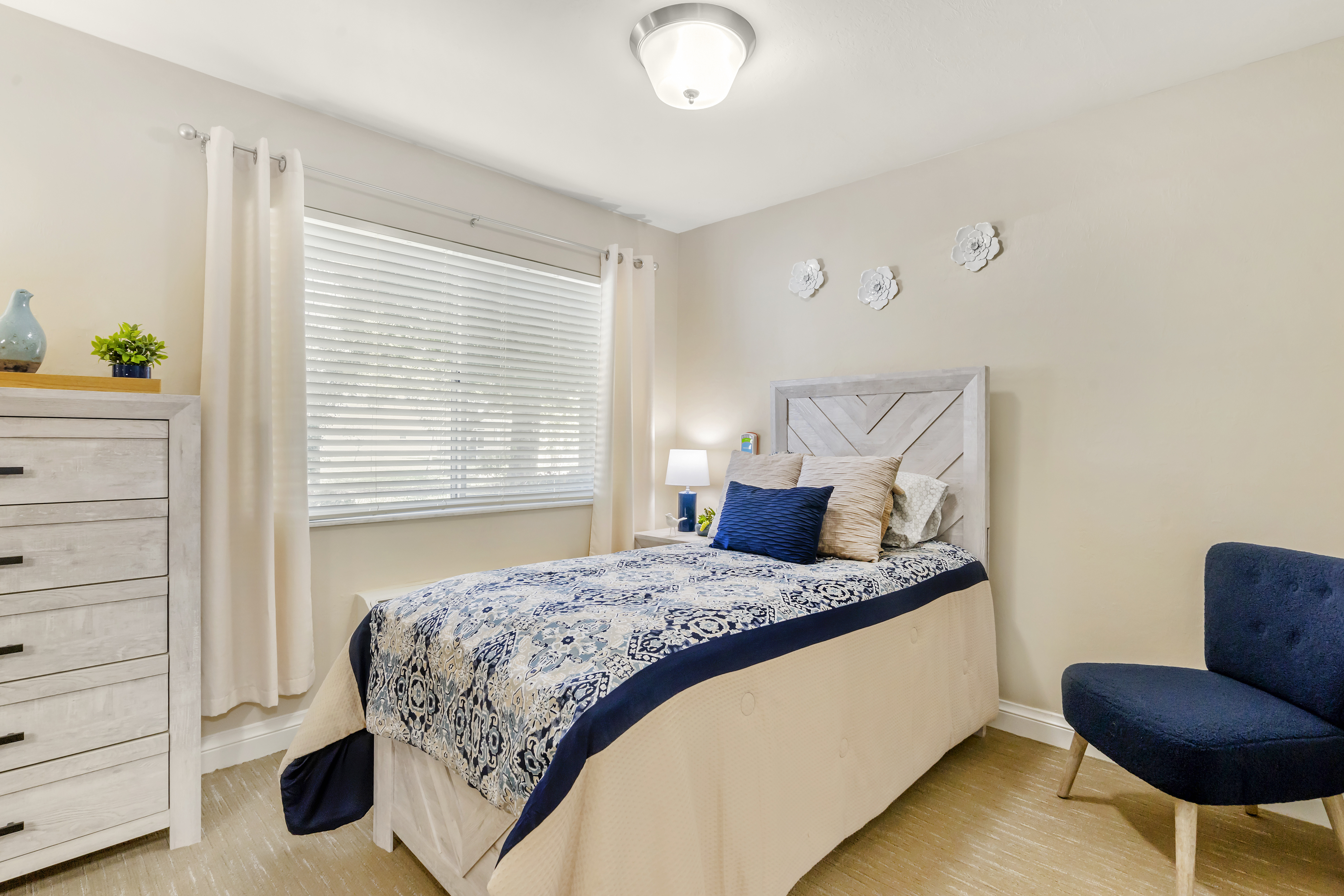 cape-coral-apartment-bedroom