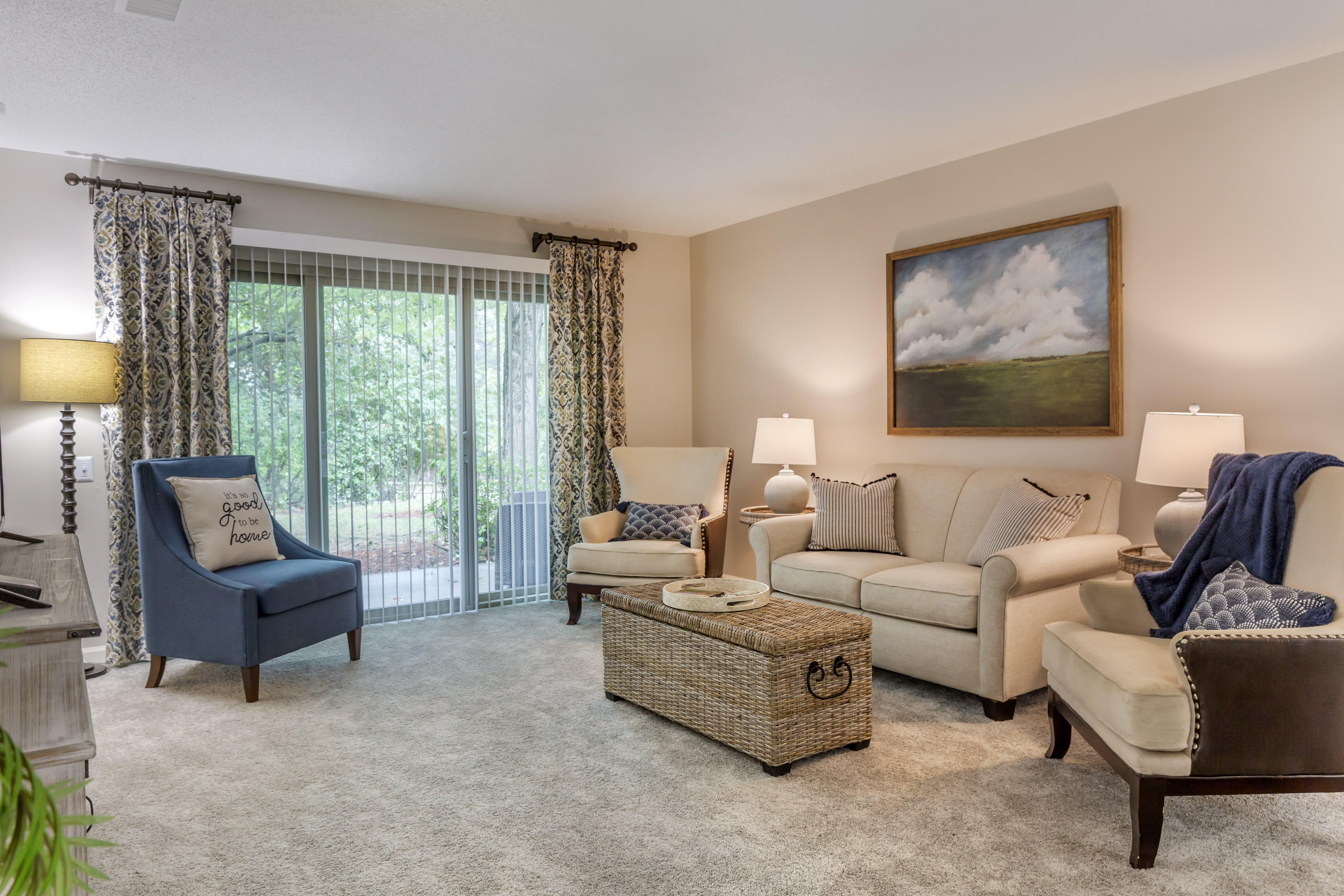 3-carriage-club-providence-apartment-living-room