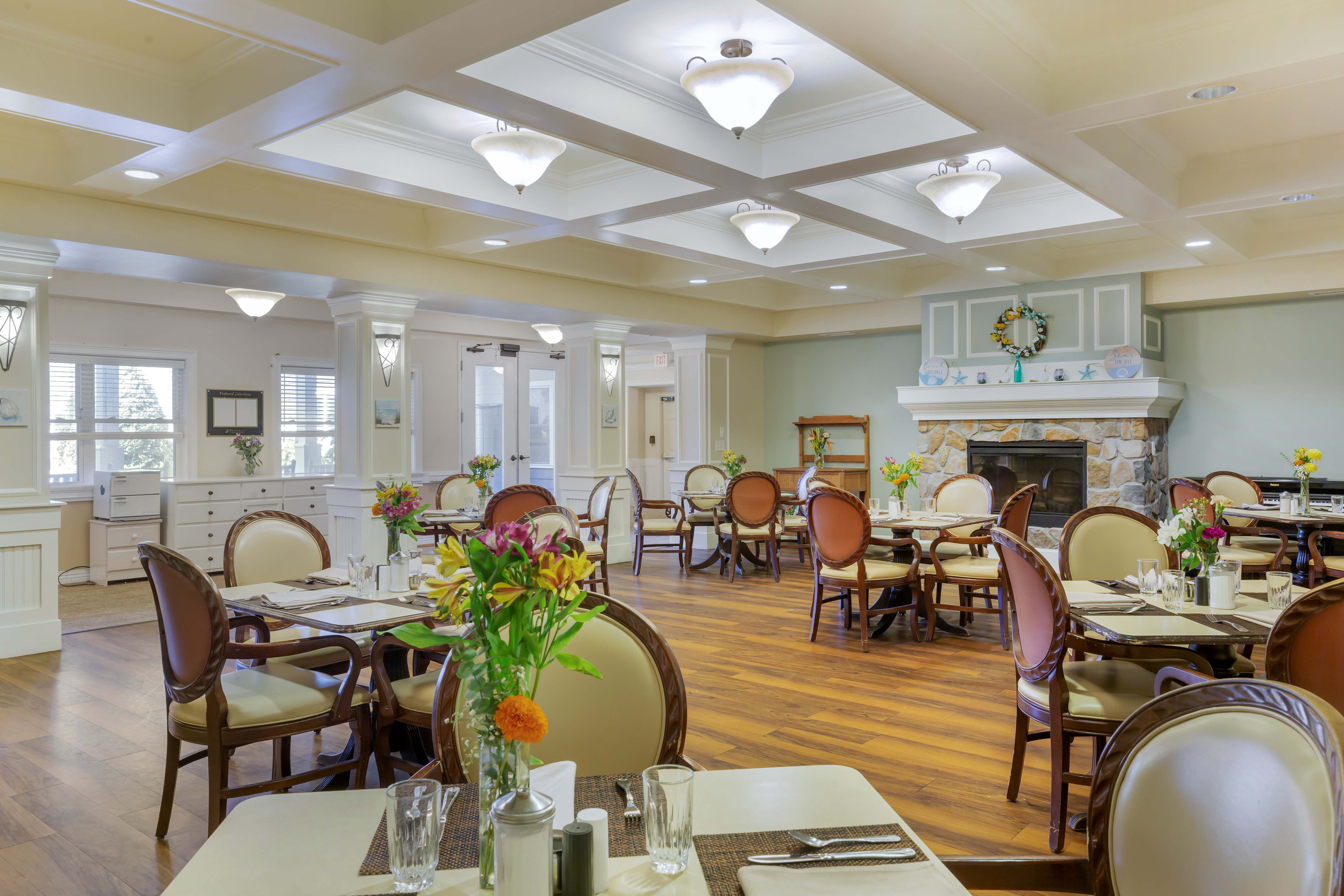 centre-of-new-england-small-dining-room
