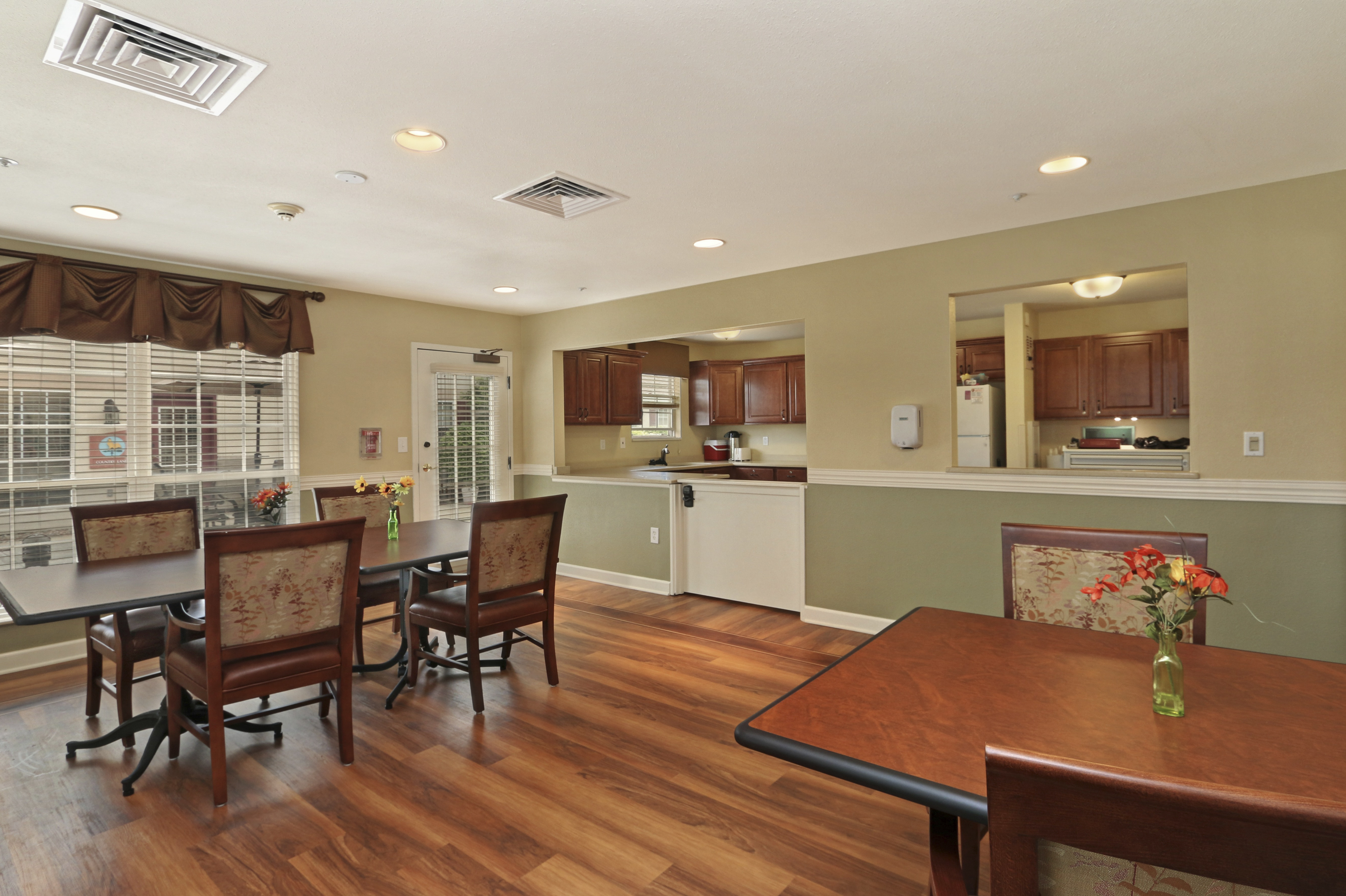 college-square-dining-room
