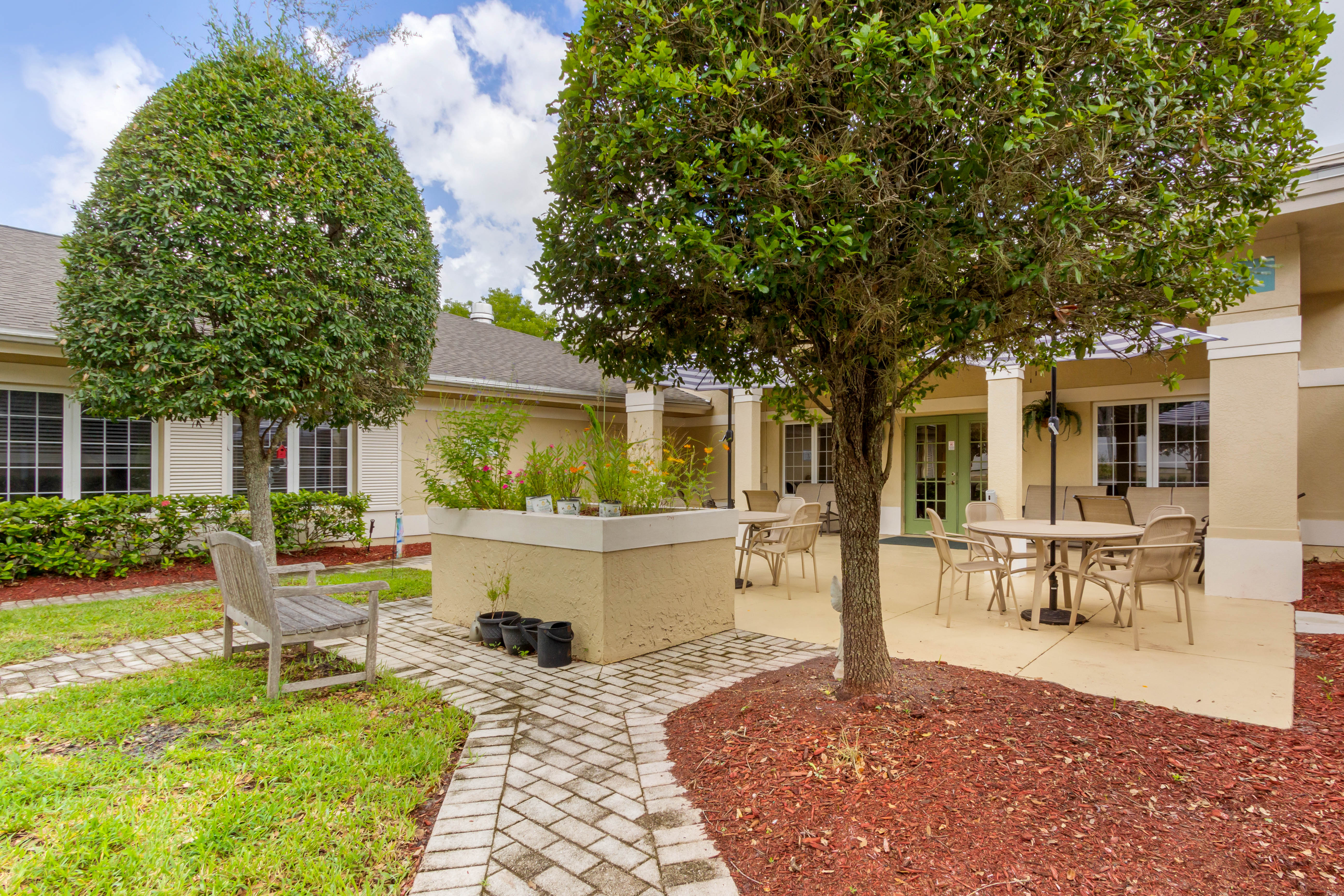 Fort Meyers The Colony Courtyard