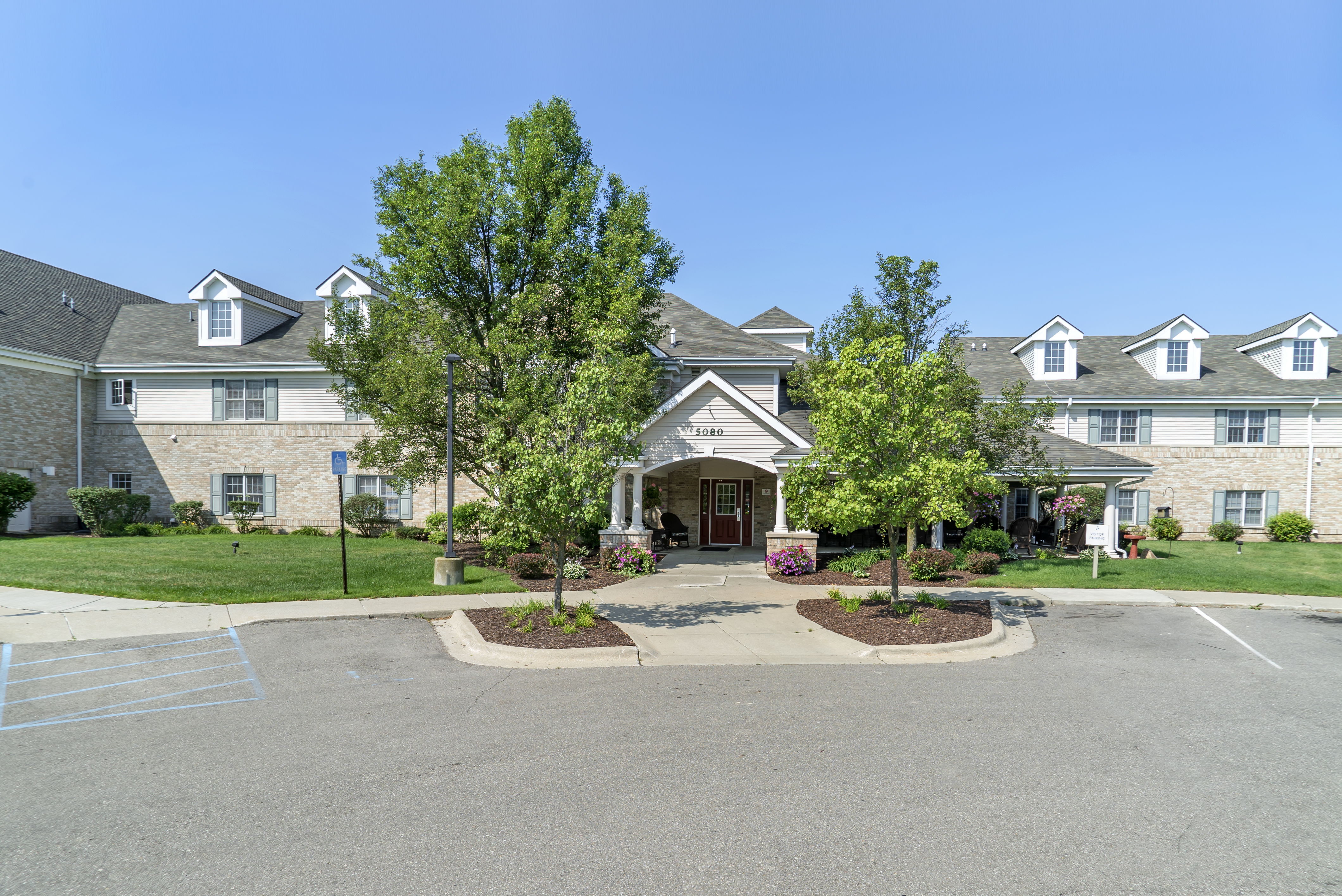 Brookdale Grand Blanc Al Entrance
