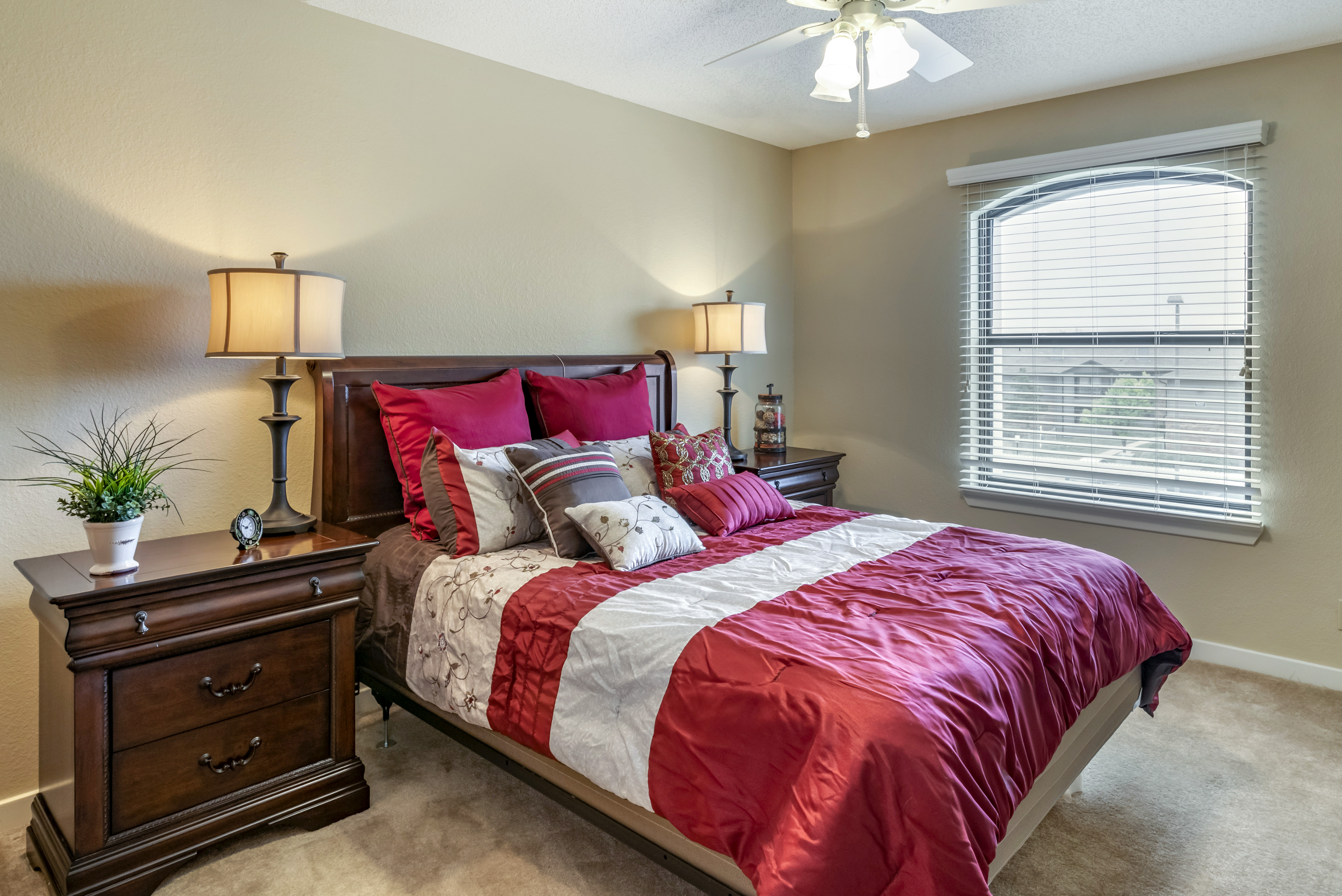 grand-court-lubbock-apartment-bedroom