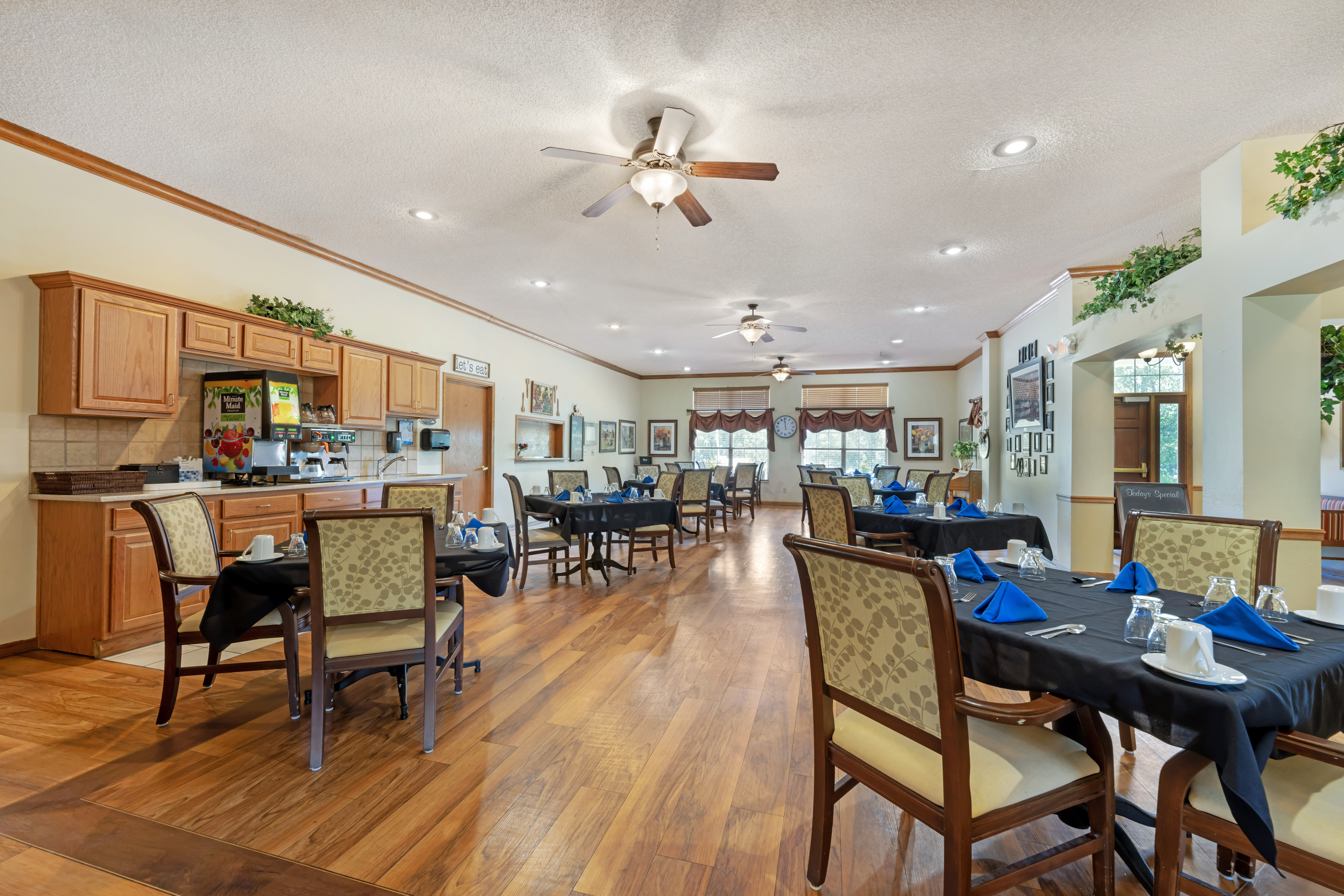 1-junction-city-community-dining-room
