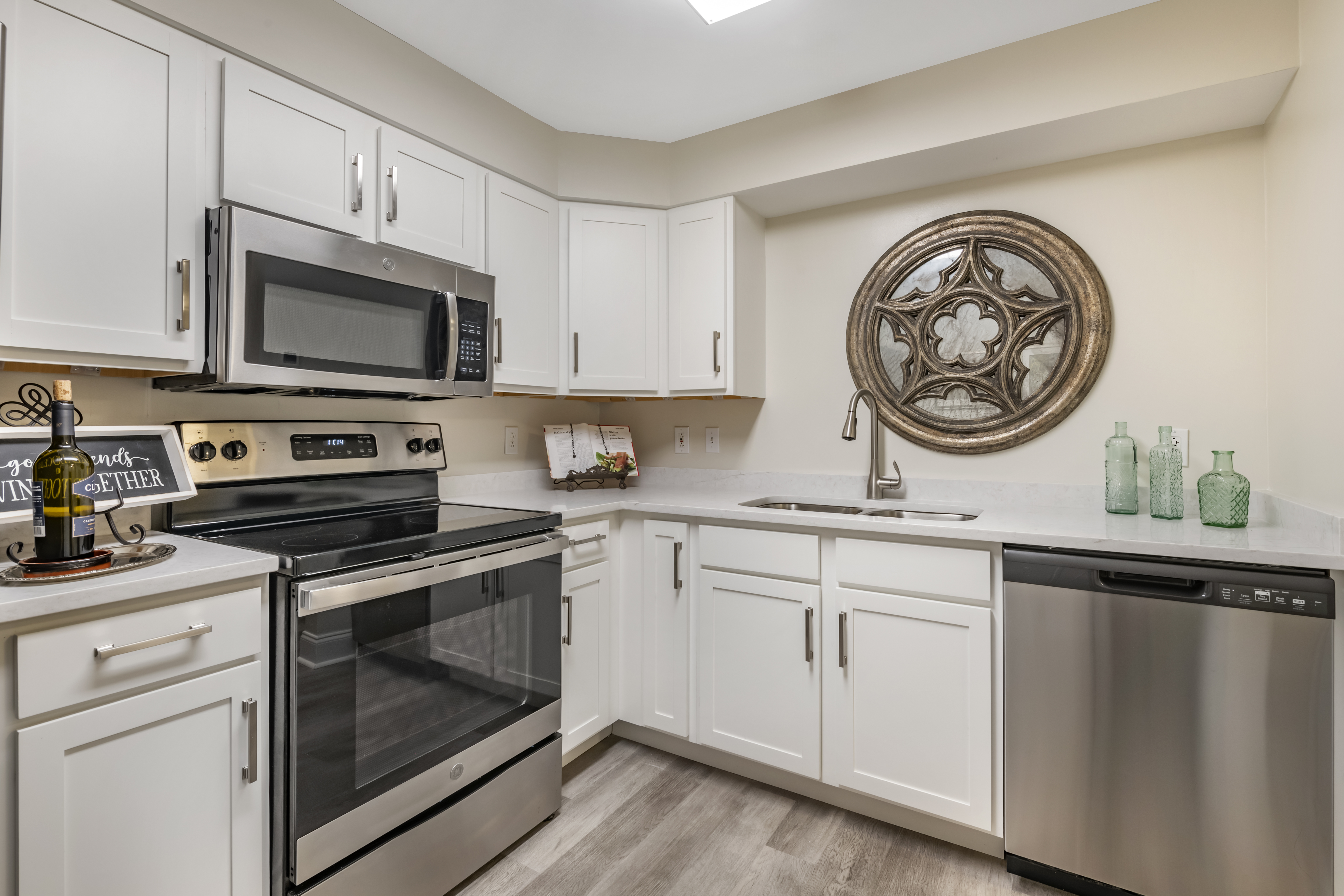 1-university-park-al-apartment-kitchen