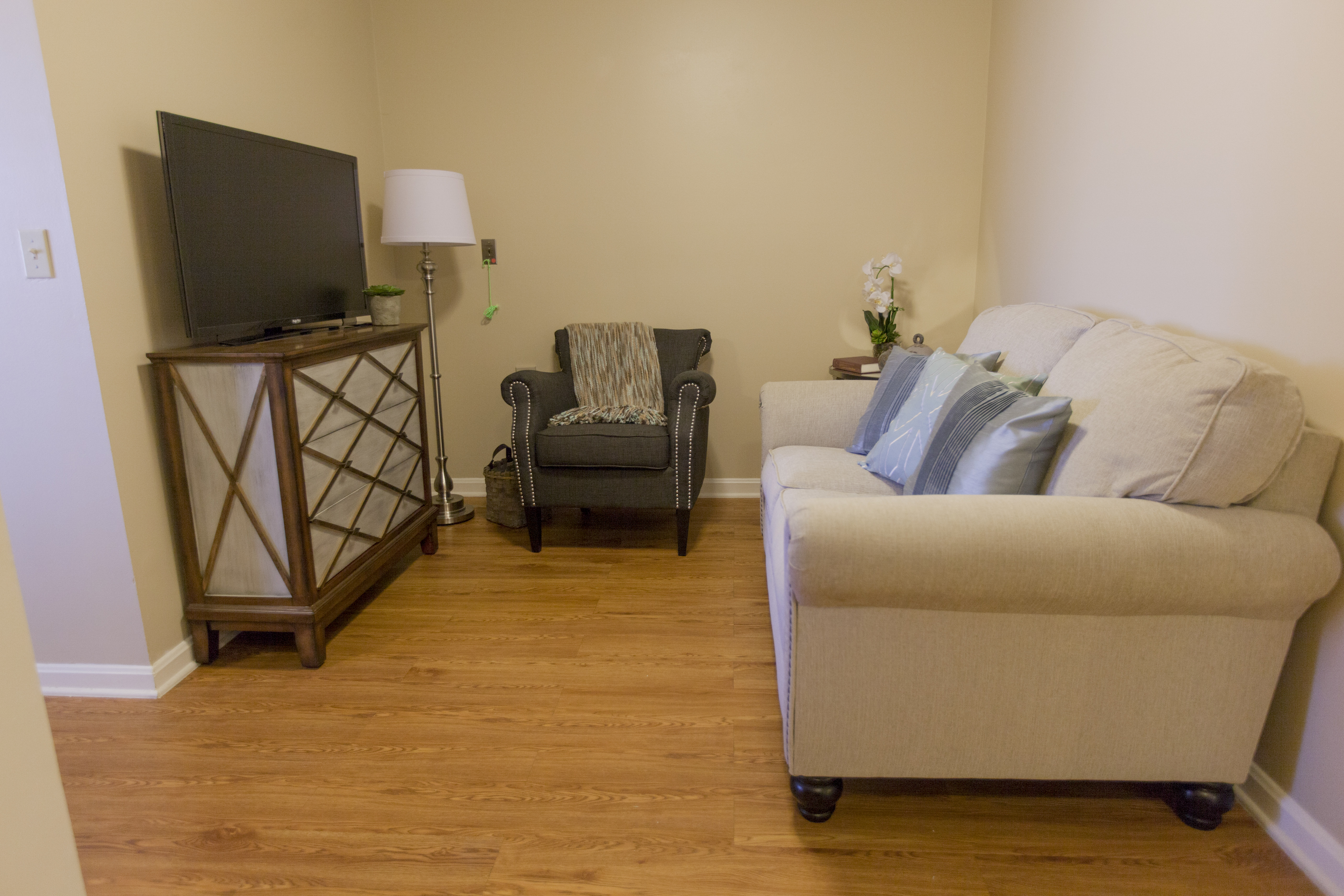 2-vero-beach-south-al-living-room