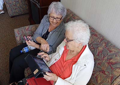Brookdale Canyon Lake residents using iPads